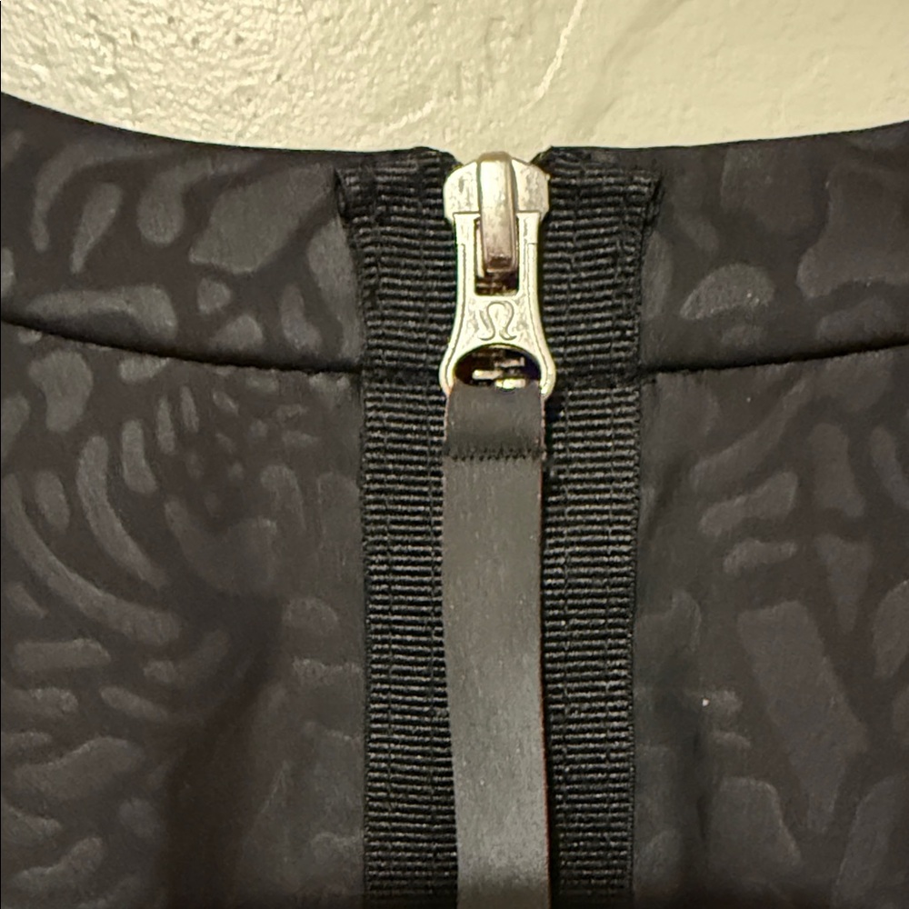 Lululemon Athletica Black Patterned Sweatshirt with Ruched Back Hemline - Picture 6 of 10